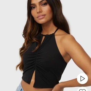 Svart linne från Nelly(lånad bild obv😂) - Ett svart skit snyggt linne från Nelly som jag bara har testat, riktigt snygg till fest!