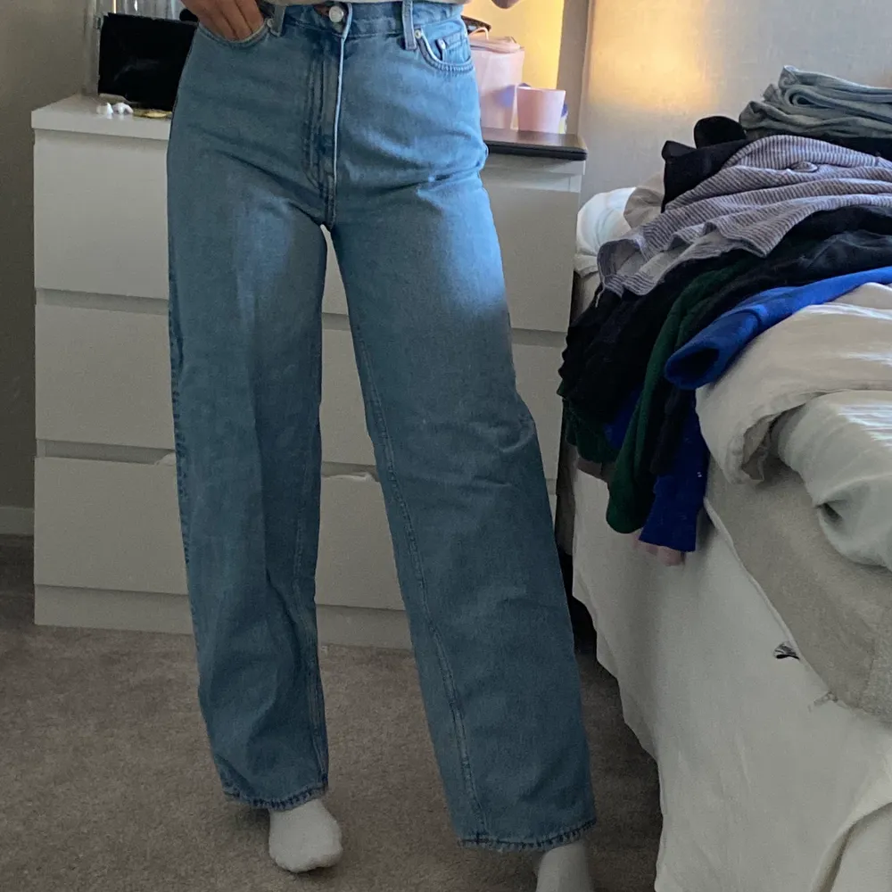 Som i nyskick , pösiga balloon jeans från Weekday  , tycker dom är precis för korta för mig som är 163 .  Men jätte sköna . Jeans & Byxor.