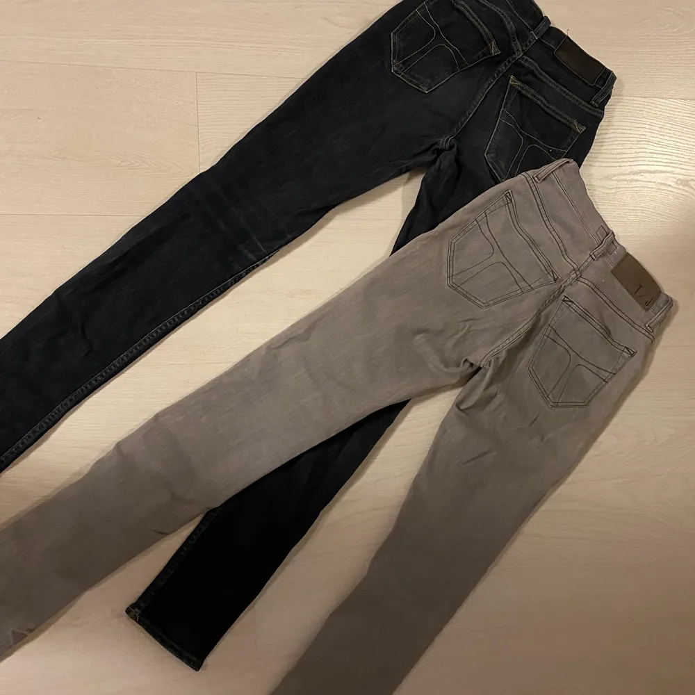 Säljer 2 par jeans från tiger of sweden i modellen Kelly som är högmidjade superslim i fint skick. De blå är storlek 26/32 och de grå är i 25/32. Kostar 250kr styck. Hör av er om ni är intresserade eller vill ha mer bilder!!! Köpare står för frakt. Jeans & Byxor.