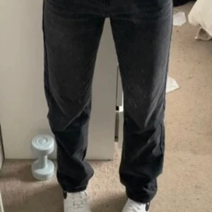 svarta vida jeans - svarta vida jeans i storlek S. säljer pågrund av att dom inte kommer till användning längre. sparsamt använda, inget fel på dom, inga hål, inga fläckar. jag är 170cm lång och har vanligtvis S ibland M i byxor. köparen står för frakten. tveka inte vid frågor💘