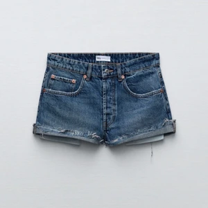 Jeans shorts zara - !INTRESSEKOLL! Så himla fina jeans shorts från zara, perfekt till sommaren eller att ha till t.ex strumpbyxor. Helt oanvända med lapp kvar. Slutsålda i alla storlekar förutom 32.🙌🙌🙌💋💋💋