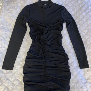 Poloklänning  - Superfin poloklänning med scrunch i både fram och bak storlek 38 men passar även 36