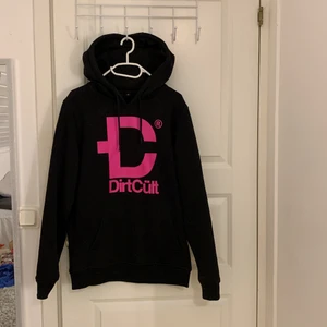 Dirtcult hoodie - Knappt använd dirtcult hoodie!! Storlek M men sitter snyggt oversize på mig som är xs/s även om den självklart passar större också💗💗💗