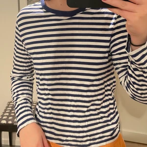 Randig marinblå tröja - Fin långärmad randig tröja som är i princip helt oanvänd och inga defekter. Säljer pga att jag inte använder den (därav är den lite skrynklig atm). Hör av er vid intresse eller frågor💕💕