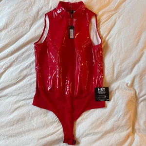 Röd lack-body - Väldigt cool topp med lack-material & polokrage Aldrig kommit till användning, lappar kvar. Storlek M  Frakt tillkommer✨ #nelly