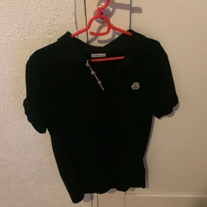 Moncler Piké. 100% äkta. - 100% äkta. Utmärkt skick. Nypris 1999kr.