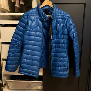 Mountain works jacka - Helt ny mountain works jacka, använd 1 gång! Nypris 2000kr, storlek M❤️