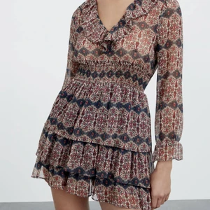 Zara klänning - Zara klänning i M men sitter som S. Aldrig använd med prislapp kvar. Pris kan diskuteras. 💗