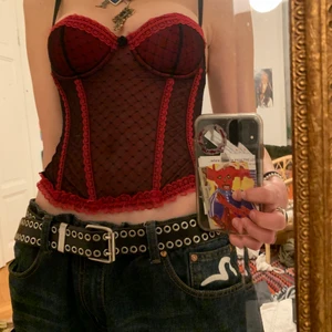 Korsett  - Fett fin korsett, säljer pga big boobs, men den är asfin ändå. Skulle säga strl xs-s och kupa typ a. 