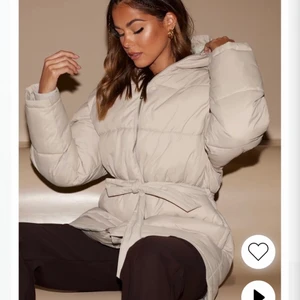 vinterjacka  - Säljer denna vinterjackan, aldrig använd storlek 32 då den är stor i storleken passar 34 med. Säljer för 250 kr 