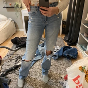 Dessa jeans från zara storlek 36 😍😍😍 - Jeansen är från zara i storlek 36. Passar mig perfekt som är 173 cm lång. Dom har några slitningar längst upp och även hål vid knäna och ett stort hål vid vänster knä❤️