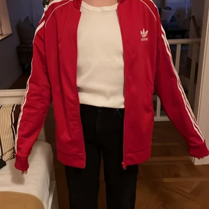 Adidas Track top  - Storlek 160 (13-14Y) Väldigt snygg tröja. Den är för stor för mig, jag är en storlek mindre. Inprincip nyskick är använd 5 ggr ungefär.