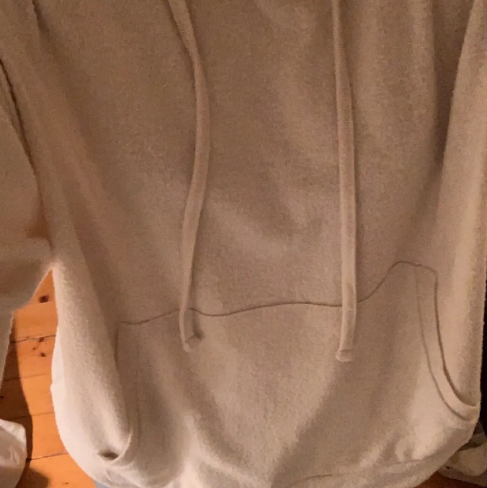 Stickad beige hoodie köpt på Lindex för någon månad sen, liknar de från soft goat🌿. Tröjor & Koftor.