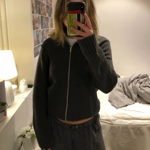 Sip up tröja  - Köpte för ett tag sen men kom aldrig till användning, så den är i gott skick. Den är från hm barnavdelning men är stor i storleken. 😇