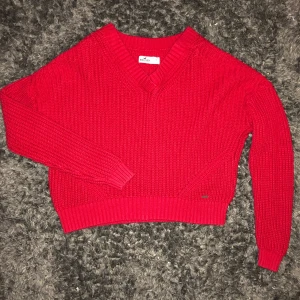 Stickad röd hollister tröja  - Röd stickad hollister tröja. Använt fåtal gånger,fint skick 