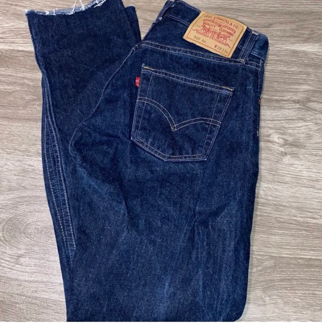 Mörkblå Levi’s byxor