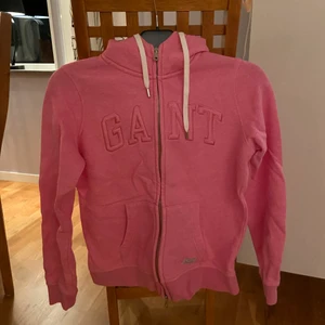 Gant hoodie - Huvtröja från Gant i jättefint skick, väldigt sparsamt använd och har en väldigt fin rosa färg💗