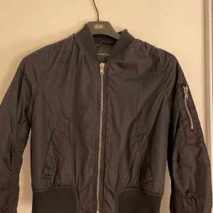 Bomberjacka  - En jättefin ny svart bomberjacka endast använd 1 gång. 