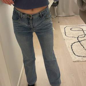 Såå snygga vintage jeans från märket J.L, står ingen storlek men gissar 36/38. Bra i längden på mig som är 167. Först till kvarn💕 