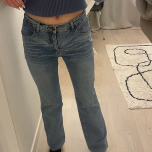 Levis liknande jeans  - Såå snygga vintage jeans från märket J.L, står ingen storlek men gissar 36/38. Bra i längden på mig som är 167. Först till kvarn💕 