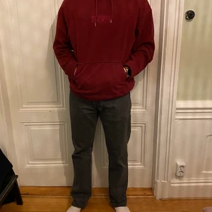 Levis hoodie - En hoodie som använts några gånger men är i bra skick, använde den senast för ca 1 år sen 