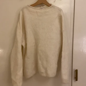 stickad tröja💓 - säljer en fin vit/krämvit stickad tröja köpt secondhand och passar super bra till typ en kjol på sommaren eller jeans nu på vintern🥰