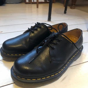 Låga Dr Martens storlek 38 - Nästan helt oanvända Dr Martens! Har använt dem en gång endast inomhus. Helt rena och supersuperfina. De var för små för mig så därför säljer jag dem! Kan mötas upp i malmö eller skicka för fraktkostnaden.