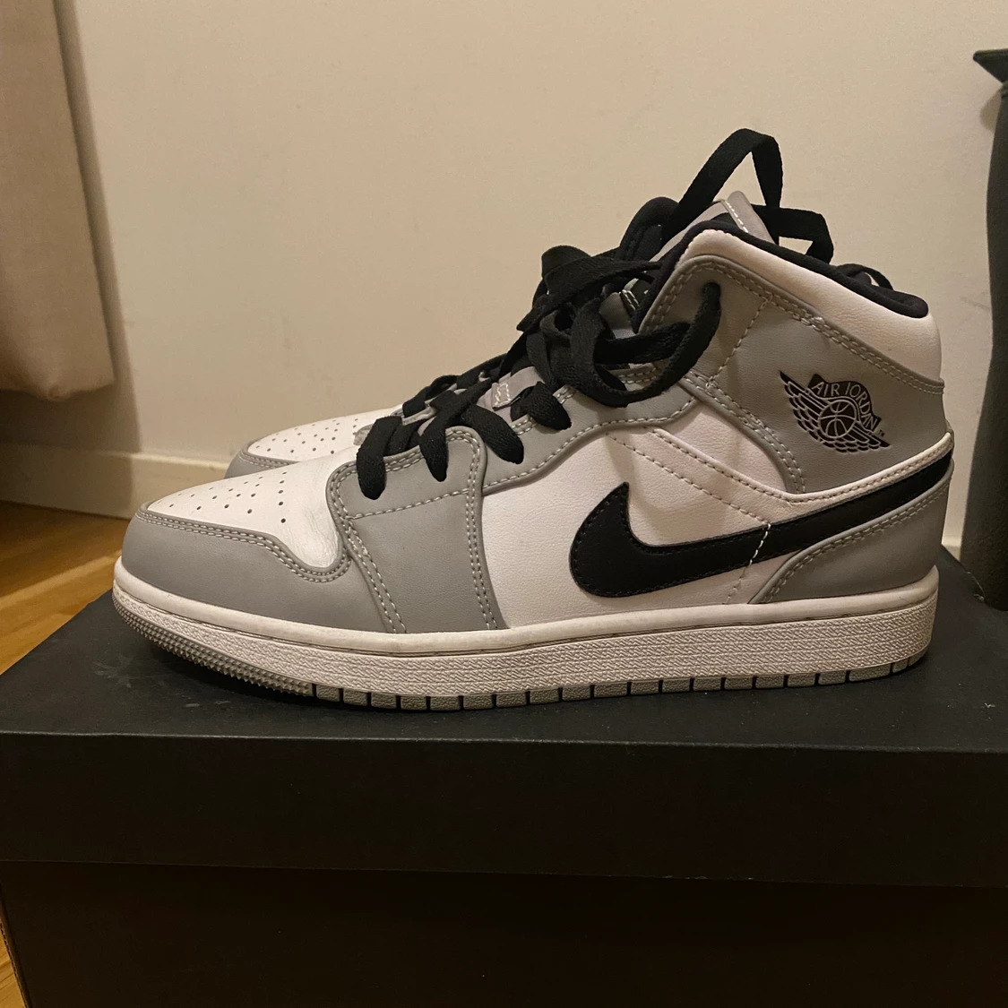 Jordan 1 mid light smoke grey