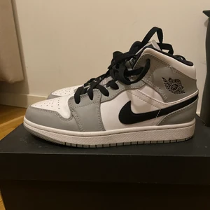 Jordan 1 mid light smoke grey - Säljer mina äkta jordans smoke grey pga att jag int använder de. Dem är väldigt fräscha då jag använt dem väldigt försiktigt och sparsamt, även använda me crease skydd. Köpte de i somras men kommer inte till användning av de längre. Dem är stl 37,5 och kommer med helt nya vita snören också. Pris kan diskuteras.