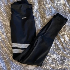 Stronger - Stronger tight i använt skick, lite slitet på insidan annar är dem fina! Frakt 51-66kr🖤