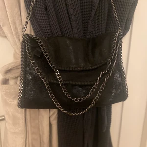 Väska - ❌INTRESSKOL❌ Funderar på arta sälja min super fina stella mcCartney liknande väska!  Är i bra skick och har andvänts vid några tillfällen! Har 3 fack Inuti ett med dragkedja! Buda eller köp diräkt för 350kr<3