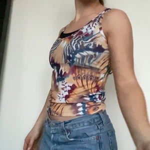 Mönstrad topp - Så kul tröja i massa fina färger med ett unikt mönster! Snygg till sommaren och våren när man gärna bär lite extra färg i sina outfits😎