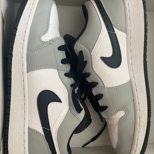 Air Jordan 1 low light smoke grey - Air jordans använda väldigt få gånger. Köpt på restocks nypris 4300 