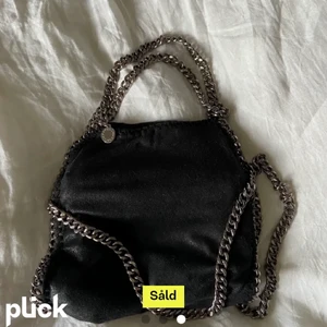 Äkta Stella McCartney väska  - Jättefin Stella McCartney väska i svart/mörkblå färg. Den är i mellan modellen! Nypris är ca. 5000-6000 kr! Startar budet på 1500! Köp direkt för 2000 kr