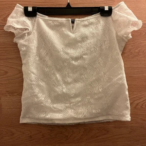 Spetsliknande topp  - En vit spetsliknande off shoulder topp från Terranova med en fin detalj på bröstet! Ett tyg framför ”spetsen” på framsidan så man ser ej genom! Men baksidan är bara ”spets” och ”genomskinlig”.💗 Hör av er om ni vill ha fler bilder
