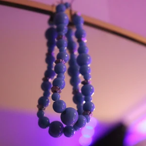 Blått armband  - Blått armband med silver pärlor! Inte alls använt och i fint skick! ONESIZE i storlek!