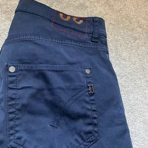 Mörklblå Dondup Jeans/Chinos Storlek 30, nypris 2700! 