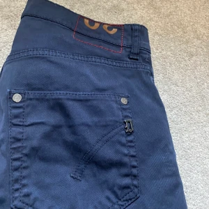 Dondup byxor storlek 30 - Mörklblå Dondup Jeans/Chinos Storlek 30, nypris 2700! 