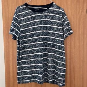 Vanlig tröja!  - Använder den aldrig och passar ej mig! Är som helt ny! Och i bra skick!😅 om du är intresserad så kontakta mig