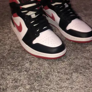 Säljer ett par Jordan 1 gym red i riktigt bra skick. Det är strl 40 och jag har sko kartong och kvittot . Köptes från restocks använda fåtal gånger.