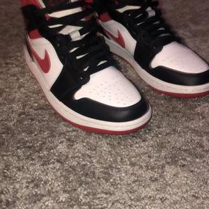 Jordan 1 gym red - Säljer ett par Jordan 1 gym red i riktigt bra skick. Det är strl 40 och jag har sko kartong och kvittot . Köptes från restocks använda fåtal gånger.