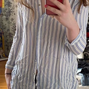 Randig skjorta  - Fin blårandig skjorta som tyvärr inte kommer till användning, köpt på secondhand, vet inte storlek dock men är lite stor på mig och jag är va en xs/32. Köparen står för frakten, ändats Swish 
