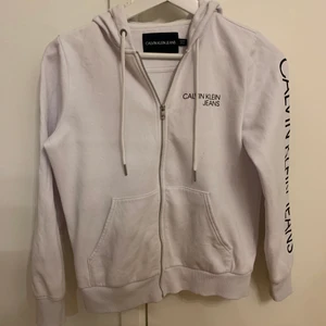 Calvin Klein Hoodie - Hoodie köpt i Miami för 2 år sedan. Sparsamt använt. Storlek xs. Köparen står för frakten