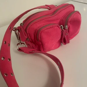 Rosa väska - Rosa väska som jag köpte tidigare på Plick. Den var dock mindre än vad jag trodde och säljer därför den vidare. Annars, absolut inga fel på den och är i fint skick. Fin om man vill ha en lite mindre väska.  Från Gina tricot💗