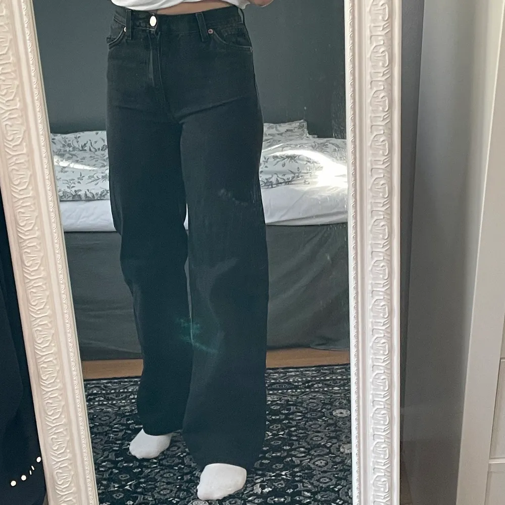 OBS spegeln som är smutsig ej byxorna. Raka jeans från monki i modellen yoko, svarta men möjligtvis något urtvättad färg💕 frakt tillkommer. Jeans & Byxor.