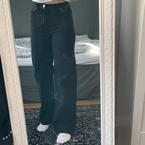 OBS spegeln som är smutsig ej byxorna. Raka jeans från monki i modellen yoko, svarta men möjligtvis något urtvättad färg💕 frakt tillkommer