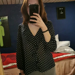Zara Basic blus i stl S  - Jättefin blus som bara legat i min systers garderob tills hon kunnat använda den. Genomskinligt tunt tyg med fancy detaljer. Som sagt har den bara legat i garderoben så den är i nyskick. 