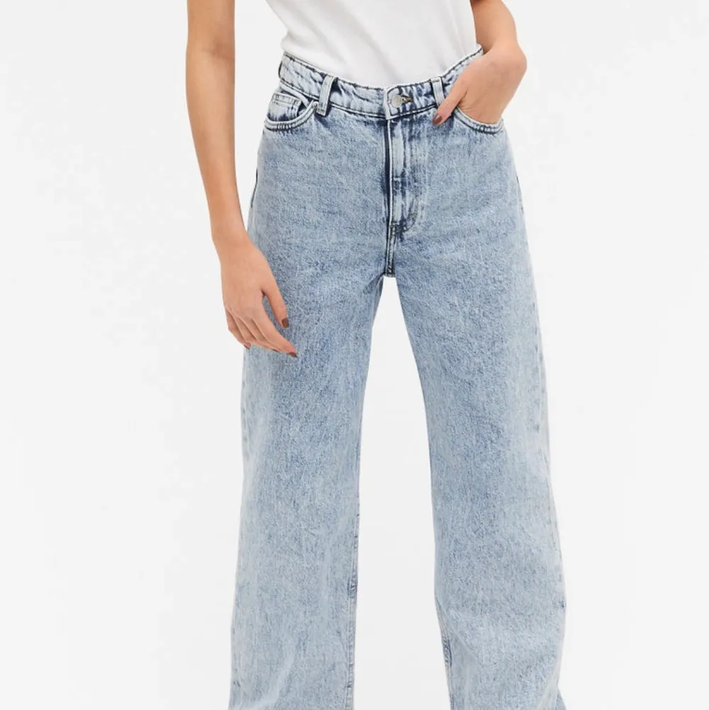 Ljusblåa jeans från monki i modellen yoko, frakt tillkommer💕. Jeans & Byxor.