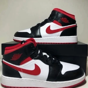 jordan 1 mid gym red  - funderar på att sälja mina jordan 1 mid i färgen gym red❤️ skorna är knappt använda och i nyskick🤍 storlek 41 men små i storleken så passar mig som har 39/40🖤 ‼️säljer endast vid bra bud‼️ 