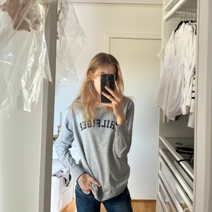 Sweatshirt - Snygg sweatshirt som är använd fåtalgånger, ifrån tommy hilfiger